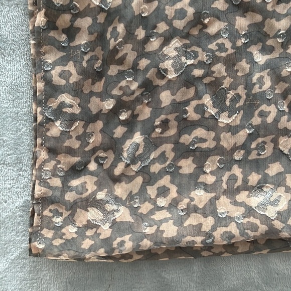 Lug Twist Lightweight Printed Shawl in Leopard Pearl - Picture 7 of 9